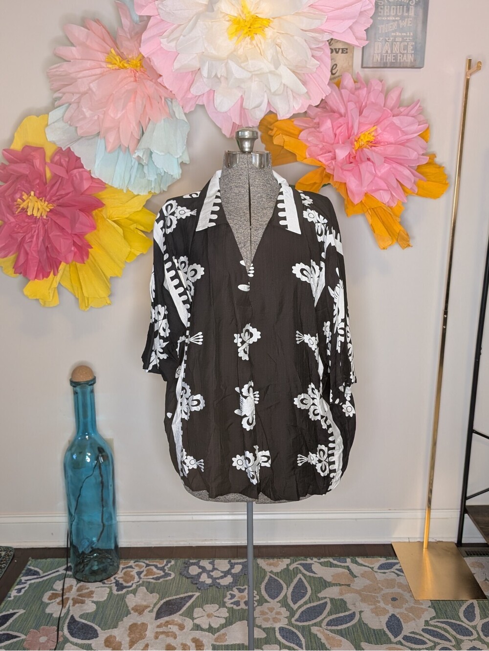 2113 - Umgee Women's 1XL Oversized Black and White Floral Button-Up Blouse